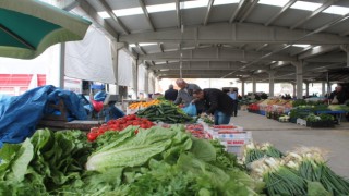 Kapalı pazar yerinde esnaf sıcak ortamda satışlarını yapıyor