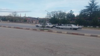 Kaputa oturup öndeki otomobili ittiler