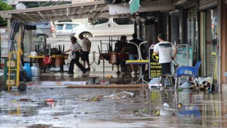 Karabağlar Belediyesinin önünü su bastı, vatandaşlar tepki gösterdi