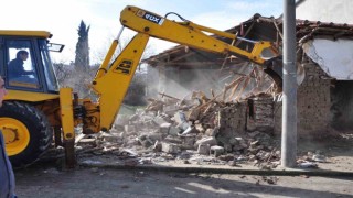 Karacabeyde metruk binalara geçit yok