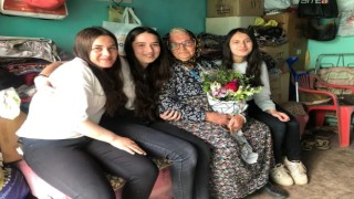 Karacasuda öğrenciler yaşlıları yalnız bırakmıyor