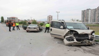 Karamanda otomobil ile hafif ticari araç çarpıştı: 7 yaralı