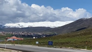 Karlıovanın yüksek tepeleri beyaza büründü