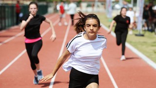 Karşıyaka Semra Aksu Atletizm Pisti’nde bayram coşkusu!