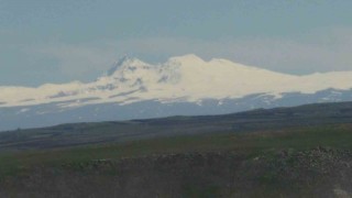 Karsta dağların zirvesi beyaza büründü