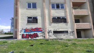 Karsta jandarmanın boşalttığı lojmanlar harabeye döndü