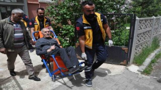 Karsta yaşlı çift ambulansla oy kullanmaya götürüldü