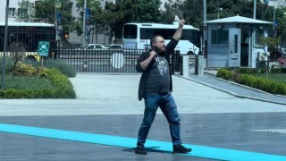 Kartalda Başsavcıya mektup iletmek isteyen şahıs boynuna silah dayadı