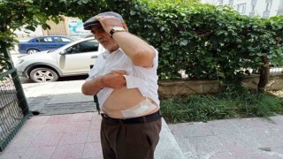 Kartını vermeye gelen komşusunu bıçakla yaraladı