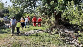 Kayalıklarda yaralanan turist ile mahsur kalan keçi kurtarıldı