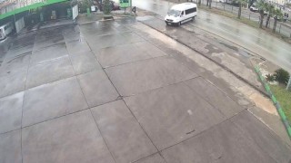 Kayarak akaryakıt istasyonuna giren minibüs yürekleri ağızlara getirdi