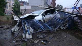 Kayganlaşan yolda kontrolden çıkan otomobil bariyere çarptı: 2 yaralı