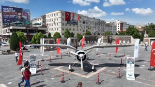 Kayserinin ilk uçağını sergileyen Büyükşehir, vatandaşları duygulandırdı