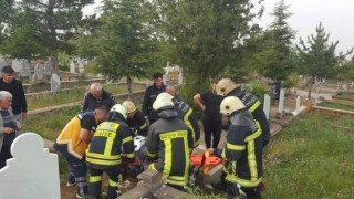 Kazada araçta sıkışan sürücü itfaiye ekipleri tarafından kurtarıldı