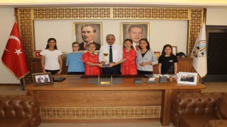 Kazandıkları kupayı başkan Kaplana hediye ettiler