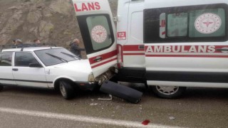 Kazaya müdahale eden ambulansa otomobil çarptı