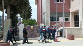 Kendilerini istihbaratçı olarak tanıtıp 150 bin TLlik ziynet eşyası çaldılar