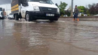 Kırıkkalede aniden bastıran yağışta caddeler göle döndü