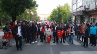 Kırklarelinde gençlik yürüyüşünde metrelerce bayrak açıldı