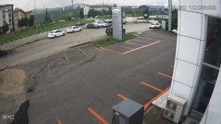 Kırmızı ışıkta bekleyen otomobile böyle çarptı