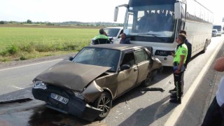Kırmızı ışıkta bekleyen otomobillere, personel servis otobüsü çarptı: 2 yaralı