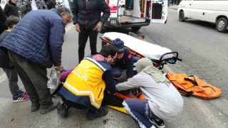 Kırmızı ışıkta geçmeye çalışan kadına otomobil çarptı