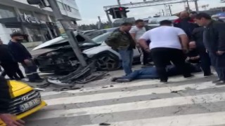 Kırmızı ışıkta geçti: 3 araç birbirine girdi