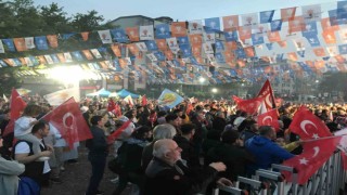 Kocaelide AK Parti il binası önünde kutlamalar başladı