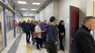 Koltuk değnekleri ile oy kullanmaya geldiler