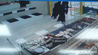 Komedi filmi gibi soygun girişimi: 3 şüpheli, kadın kılığına girdi