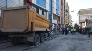 Kontrollü yıkılan minare kamyon ve iş yerlerine zarar verdi