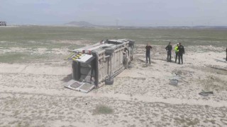 Konyada öğrencileri taşıyan minibüs şarampole devrildi: 11 yaralı