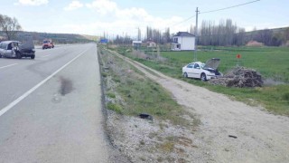Konyada otomobil park halindeki araca çarptı: 3 yaralı