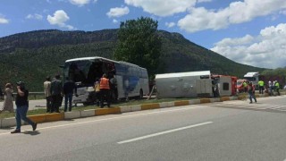 Konyada yolcu otobüsü ile temizlik aracı çarpıştı: 1 ölü, 15 yaralı