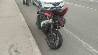 Köpeğe çarpan motosiklet sürücüsü ölümden döndü
