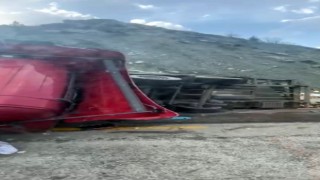 Kovan yüklü tır ile minibüs çarpıştı: 3 yaralı