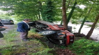 Köy Hizmetleri kamyonu şarampole yuvarlandı: 1 yaralı