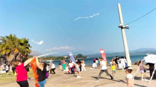 Köyceğizde uçurtmalar Atatürk için uçtu