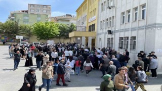 Küçükçekmecede oy kullanan vatandaşlar okullarda yoğunluk oluşturdu