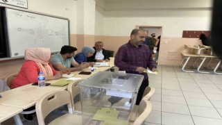 Küçükçekmecede sabah okul önünde kuyruk oluşturan vatandaşlar oy kullanmaya başladı