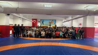 Küçükler minderi terletti