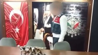Kumarhanenin kapısını Atatürk portresi ile gizlemişler