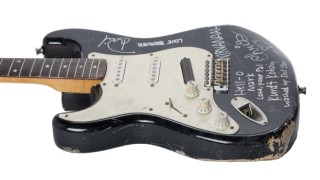 Kurt Cobainin parçaladığı gitar yaklaşık 600 bin dolara alıcı buldu