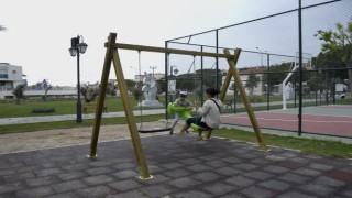 Kuşadası Belediyesinden parklara özel salıncak