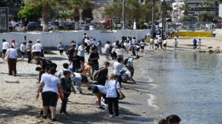 Kuşadası sahil bandında temizlik çalışması yapıldı
