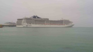 Kuşadasına kruvaziyer gemileriyle birlikte 4 bin turist geldi