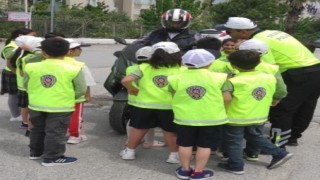 Kuşadasında, trafik ekipleri öğrencileri bilgilendirdi