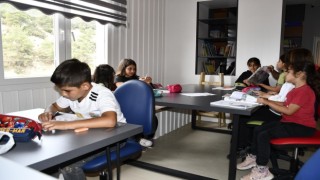 Kuşadasındaki Kütüphane ve Kitap Kafe her yaştan vatandaşa hitap ediyor