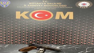 Kütahyada bir evde ruhsatsız tabanca ele geçirildi
