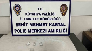 Kütahyada yoklama kaçağı şahsın üzerinde uyuşturucu ele geçirildi